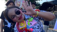 Tak hanya kostum unik, mereka juga berdandan selucu mungkin agar menarik perhatian banyak orang. 
