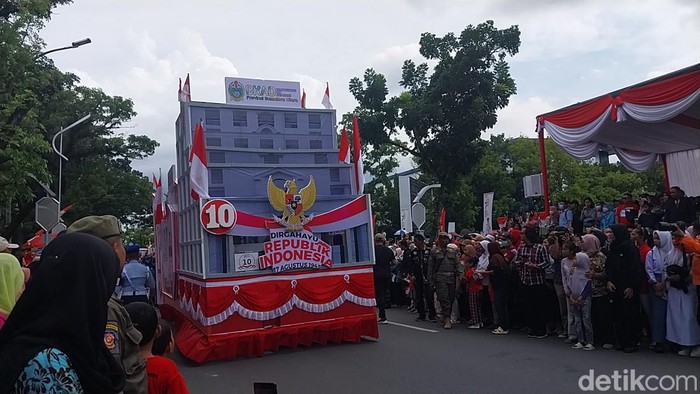 Karnaval pawai mobil hias dalam rangka memeriahkan HUT ke-78 RI di depan kantor Gubernur Sumut. (Finta Rahyuni/detikSumut)