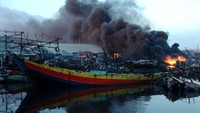 Asap hitam juga membubung tinggi dari lokasi kapal yang terbakar.
