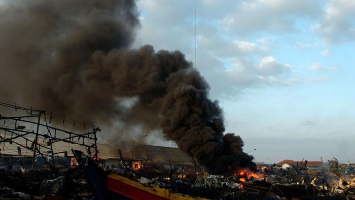 Suasana kapal yang masih terbakar di Pelabuhan Jongor, Tegal, Jawa Tengah, Kamis (17/8/2023). Menurut Himpunan Nelayan Seluruh Indonesia (HNSI) Jawa Tengah pada hari ketiga jumlah kapal nelayan yang terbakar bertambah dari 61 menjadi 63 kapal dan hingga saat ini sebagian kapal masih mengeluarkan api didselimuti asap hitam.