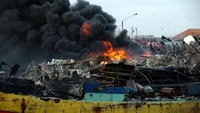 Sejumlah kapal masih terbakar di Pelabuhan Jongor, Tegal, Jawa Tengah, Kamis (17/8/2023). 