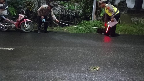 Polisi melakukan olah TKP kecelakaan maut di Karangasem.