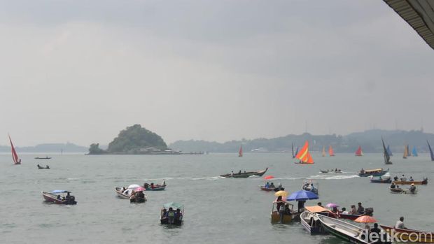 Kemeriahan HUT RI di perbatasan Batam - Singapura. (Alamudin Hamapu/detikSumut) Kemeriahan HUT RI di perbatasan Batam - Singapura. (Alamudin Hamapu/detikSumut)