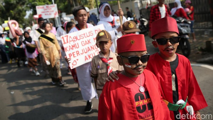 Warga mengikuti karnaval kemerdekaan di Jalan Ki Mangunsarkoro, Menteng, Jakarta, Kamis (17/8/2023). Kegiatan yang diikuti ratusan warga RW 09 kelurahan Menteng Jakarta Pusat dengan menampilkan berbagai kostum dan kreasi seni budaya itu diselenggarakan untuk memeriahkan peringatan HUT ke-78 Kemerdekaan RI.