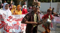 Ratusan warga mengikuti karnaval tersebut. 