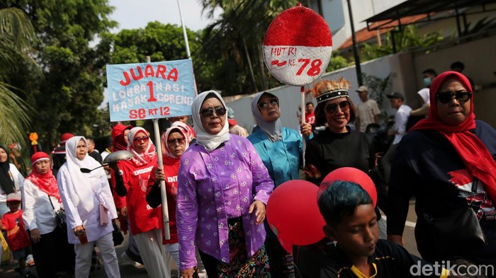 Kemeriahan Karnaval Kemerdekaan di Menteng Jakpus Warga mengikuti karnaval kemerdekaan di Jalan Ki Mangunsarkoro, Menteng, Jakarta, Kamis (17/8/2023). Kegiatan yang diikuti ratusan warga RW 09 kelurahan Menteng Jakarta Pusat dengan menampilkan berbagai kostum dan kreasi seni budaya itu diselenggarakan untuk memeriahkan peringatan HUT ke-78 Kemerdekaan RI.