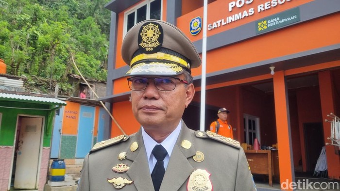 Kepala Satpol PP Daerah Istimewa Yogyakarta (DIY) Noviar Rahmad saat memberikan keterangan di Pantai Baron, Tanjungsari, Gunungkidul, Kamis (17/8/2023).