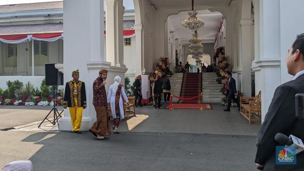 Ketua Mahkamah Konstitusi Anwar Usman tiba di lokasi Upacara HUT KE 78 di Istana Negara, Jumat (17/8/2023). (CNBC Indonesia/Emir Yanwardhana)