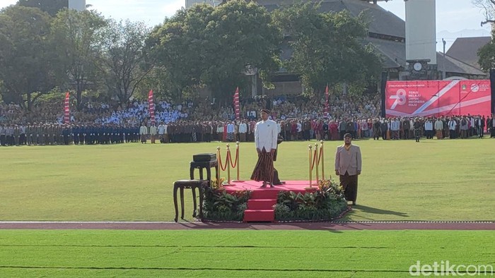 KGPAA Mangkunegoro X menjadi inspektur upacara di Stadion Sriwedari Solo, Kamis (17/8/2023).