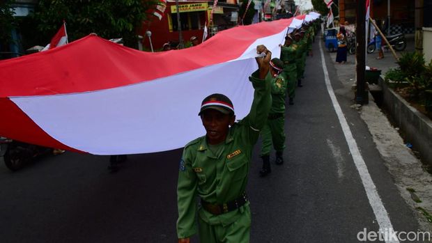 Kirab bendera merah putih di Kelurahan Bumiayu, Kota Malang.