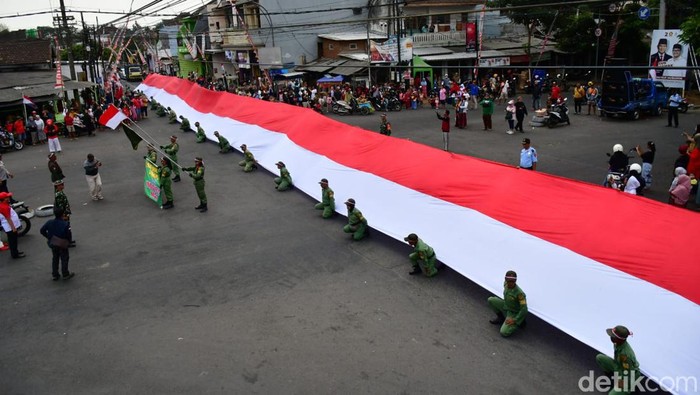 Kirab bendera merah putih di Kelurahan Bumiayu, Kota Malang.