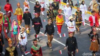 Rombongan kirab Bendera Pusaka melintas dari Jalan Merdeka Barat menuju Istana. 