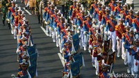 Pasukan drum band TNI dan Polri mengiringi proses kirab. 
