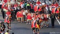 Bendera Pusaka dibawa oleh Kereta Kencana Ki Jaga Rasa.  