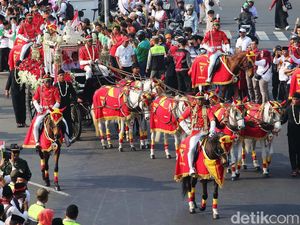 Melihat Bendera Pusaka Dikirab dari Monas ke Istana