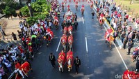 Kereta Kencana Ki Jaga Rasa yang membawa Bendera Pusaka ditarik oleh enam ekor kuda. 
