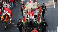 Pembawa bendera pusaka tampak menaiki Kereta Kencana Ki Jaga Rasa.  
