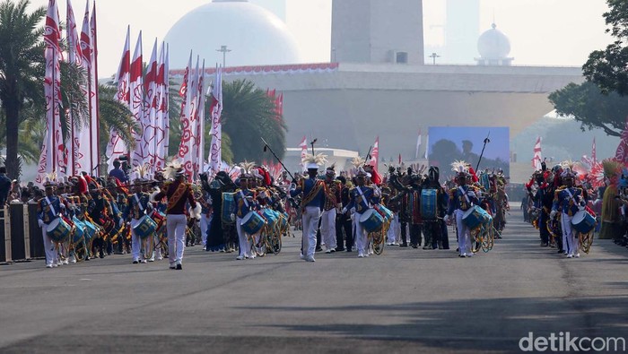 Kirab Bendera Pusaka berlangsung pagi ini dikawasan monas hingga Istana Negara, Jakarta, Kamis (17/8/2023). Bendera Pusaka dibawa oleh Kereta Kencana Ki Jaga Rasa.