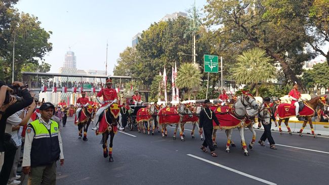 Kirab bendera pusaka menuju Istana (Rizky/detikcom)
