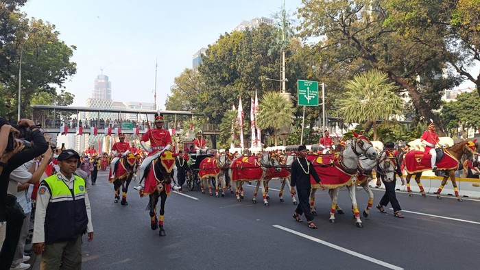 Kirab bendera pusaka menuju Istana (Rizky/detikcom)