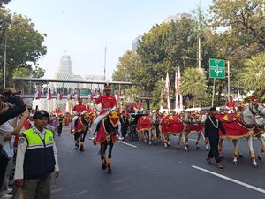 Melihat Kirab Bendera Merah Putih-Teks Proklamasi dari Monas ke Istana