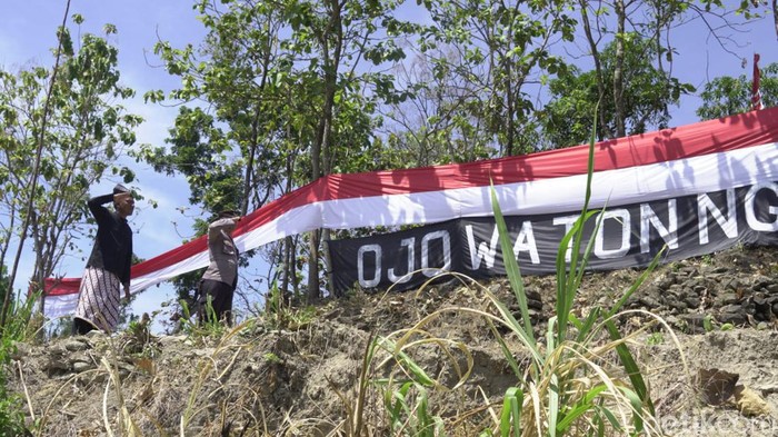 Kirab umbul-umbul sepanjang 78 meter oleh Suku Samin, Bojonegoro.