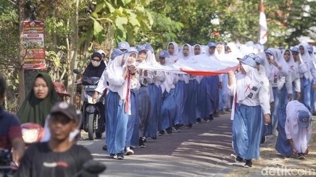 Kirab umbul-umbul sepanjang 78 meter oleh Suku Samin, Bojonegoro.