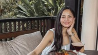 Kirana Larasati mencoba beberapa makanan tradisional lezat ketika menginap di resort Nirjhara, Bali. Foto: Instagram @kiranalarasati