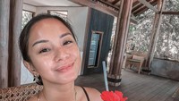 Saat berada di Maluku Utara, mantan anggota PDIP Perjuangan itu menikmati kelapa muda segar. Foto: Instagram @kiranalarasati
