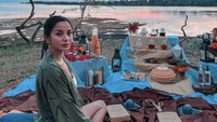 Seru! Ibu satu anak ini piknik dan menikmati beberapa camilan enak sembari menunggu matahari terbit. Foto: Instagram @kiranalarasati