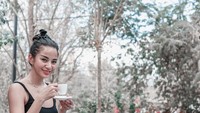 Tampaknya Kirana Larasati juga hobi ngopi. Di pinggir kolam renang, ia sempat mencicipi segelas kopi hitam asli Manggarai. Foto: Instagram @kiranalarasati