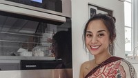 Tak hanya kulineran, artis kelahiran 1987 itu juga hobi masak. Kali ini ia sedang memamerkan masakannya yang baru matang. Foto: Instagram @kiranalarasati