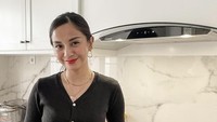 Di dapur cantik miliknya, pemain sinetron ‘Tunjuk Satu Bintang’ itu terlihat baru selesai masak tumis buncis. Foto: Instagram @kiranalarasati