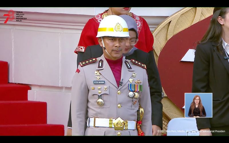 Kombes Pol Victor Dean Mackbon didapuk sebagai komandan upacara. Foto:Tangkapan layar YouTube Sekretariat Presiden