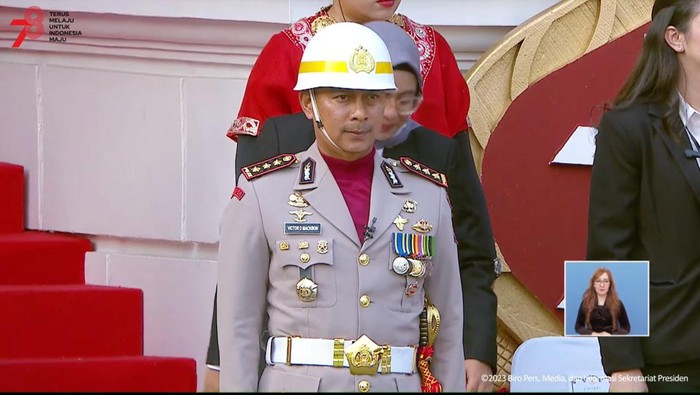 Kombes Pol Victor Dean Mackbon didapuk sebagai komandan upacara. Foto:Tangkapan layar YouTube Sekretariat Presiden
