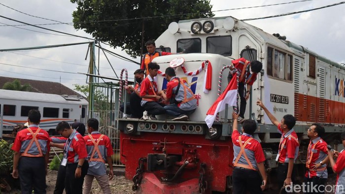 Komunitas Pecinta Kereta Api Blitar saat menghias lokomotif bertema merah putih di HUT ke-78 RI.