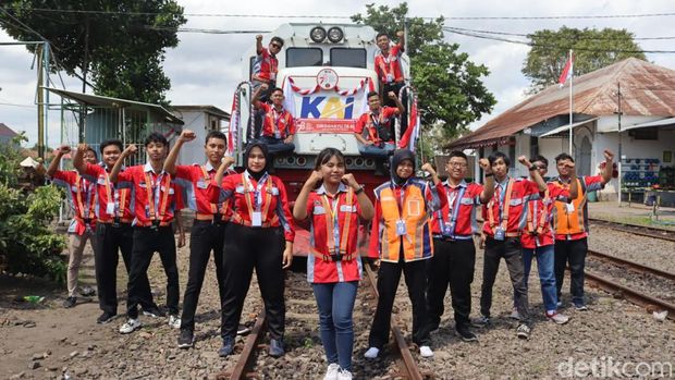 Komunitas Pecinta Kereta Api Blitar saat menghias lokomotif bertema merah putih di HUT ke-78 RI.