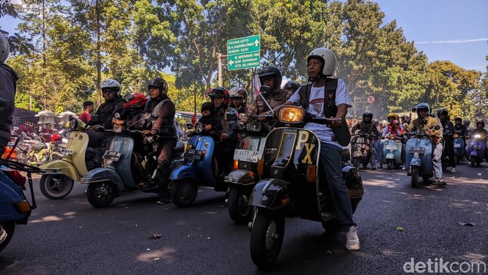 Komunitas Vespa di Lapangan Gasibu, Kota Bandung, kamis (17/8/2023).