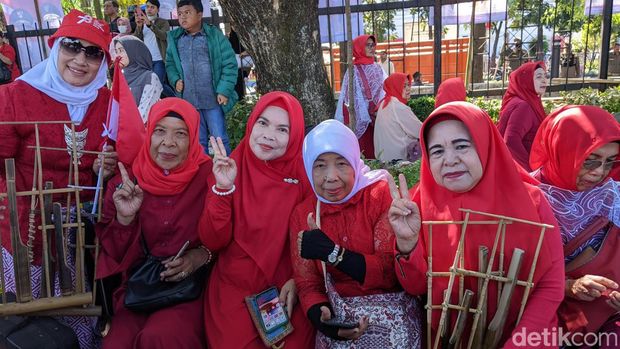 Komunitas Vespa di Lapangan Gasibu, Kota Bandung, kamis (17/8/2023).