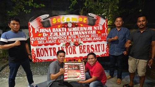 Sejumlah kontraktor di NTB saat berpose bersama karangan bunga dan kue yang dikirim ke Gubernur NTB di Mataram pada Kamis (17/8/2023).