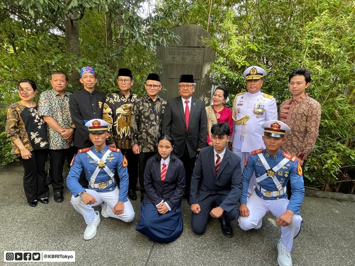 Kresna Hadi (batik hijau) bersama Dubes RI untuk Jepang, Heri Akhmadi (dasi merah) di Monumen Sukarno.