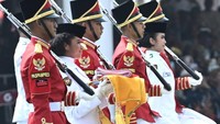 Sebetulnya, semua masih normal saat Lilly menerima bendera pusaka dari Presiden Joko Widodo di mimbar kehormatan. Dia dengan hati-hati turun membawa bendera pusaka ke area lapangan Istana Merdeka. (dok.Biro Pers)