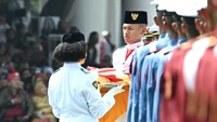 Namun, tidak ada kepanikan yang tampak dari Lilly Wenda dan petugas paskibraka hingga Tim Indonesia Maju terus melaju pergi meninggalkan lokasi. Suara tepuk tangan terdengar saat tim paskibraka tersebut selesai menuntaskan tugas pengibaran bendera. (dok.Biro Pers)