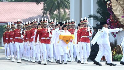 Potret Aksi Lilly Wenda, Paskibraka yang Sepatunya Lepas Sebelah