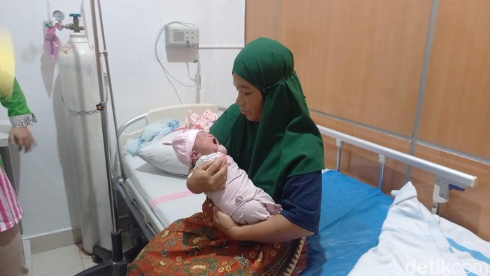Lismaryani sedang mengendong bayi HUT RI Agustina