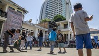 Warga melaksanakan sejumlah perlombaan bagi anak-anak untuk memperingati HUT ke-78 RI sekaligus mengembalikan keceriaan pascainsiden kericuhan beberapa waktu lalu di kawasan tersebut.  