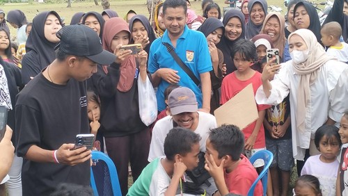Anak-anak di Desa Gorontalo, Labuan Bajo mengikuti lomba muka jelek-tahan tawa memeriahkan peringatan HUT ke-78 RI.
