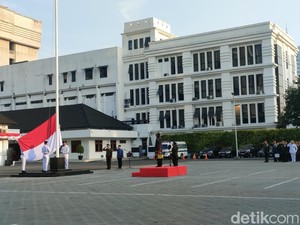 Pakai Baju Adat Mandailing, Mahfud Pimpin Upacara HUT RI di Kemenko Polhukam