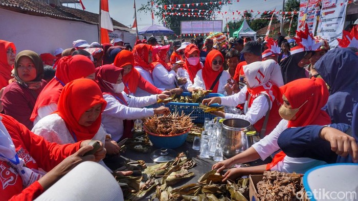 Makan 10 ribu sate di Banjaran, Kabupaten Bandung, untuk memperingati HUT ke-78 RI.