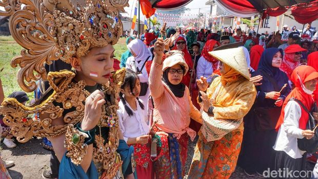 Makan 10 ribu sate di Banjaran, Kabupaten Bandung, untuk memperingati HUT ke-78 RI.